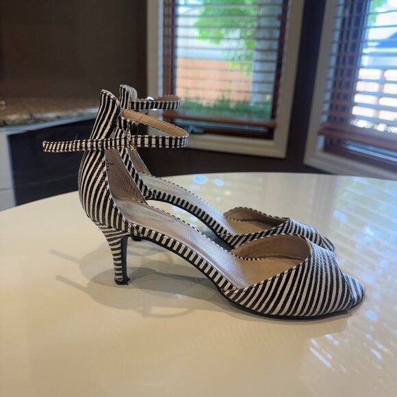 Seychelles Black & White Stripe Open Toe Kitten Heels Size 8 - Picture 1 of 4